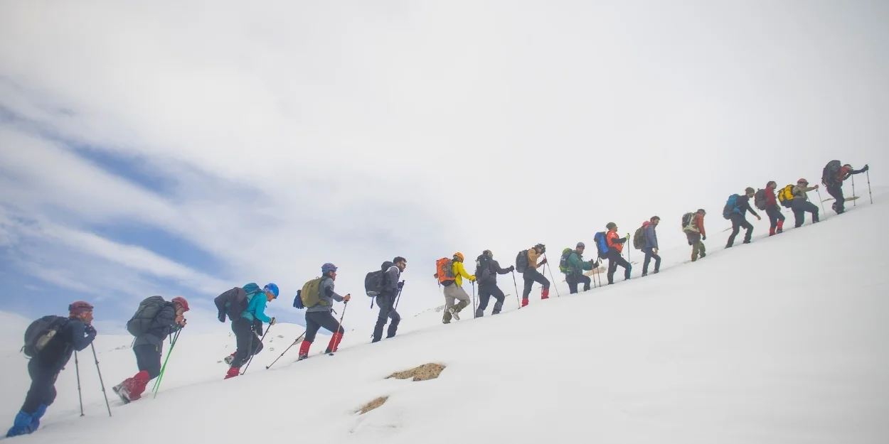 Tunceli’de dağcılar 3 metrelik karda zirveye çıktı