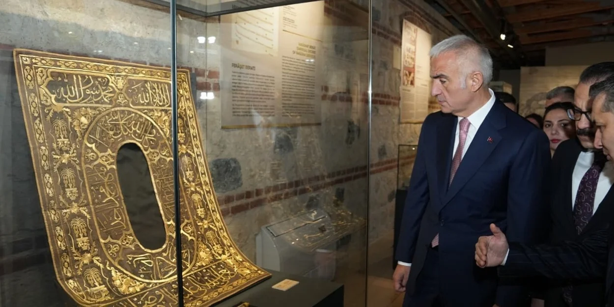 Rami Kütüphanesi’nde Kutsal Emanetler Sergisi Açıldı