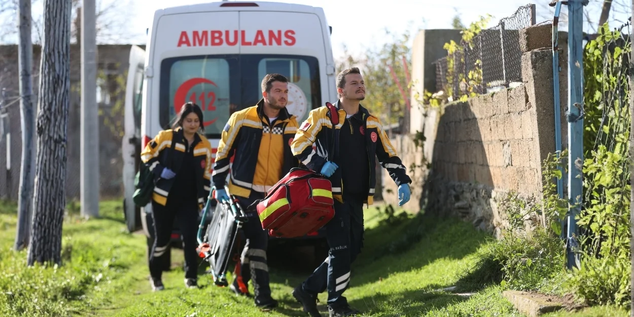 Acil servislerde zamanla yarışan ekiplerden yaşam nöbeti